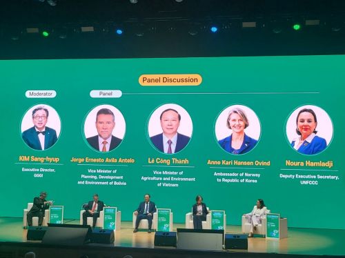 20일 전남 여수 엑스포에서 열린 녹색 대전환 국제주간 개회식에서 에너지 전환 장벽과 실질적인 국제 협력 방안에 대해 고위급 인사들이 토론하고 있다. 강희종기자