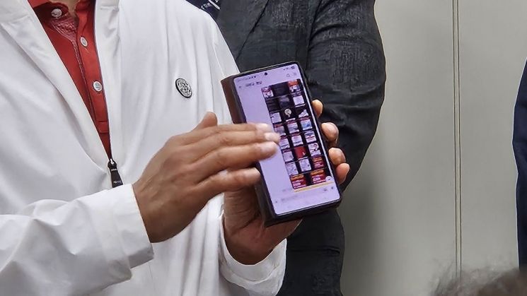 경남 함안지역 국민의힘 당원이 책임당원에게 보내진 특정 후보 선거홍보물을 취재진에게 내보이고 있다. [사진=이세령 기자]