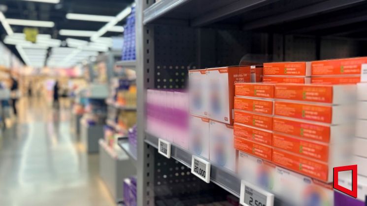 서울 용산구 한 창고형 약국에 진열된 의약품과 그 사이로 카트를 끌고 있는 고객들의 모습. 이지예 기자