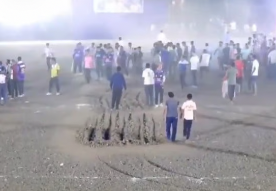 트랙터를 탄 이 남성은 경기장 바닥을 파헤쳤고, 이 과정에서 경기 진행이 불가능할 정도로 경기장이 훼손됐다. 선수들과 관계자, 관중들은 급하게 자리를 피해야 했다. Viratians World