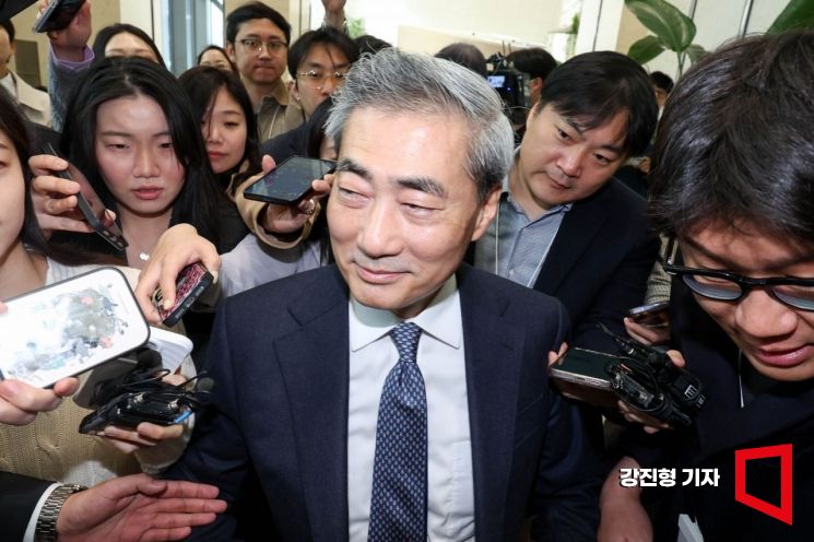 신현송 신임 한국은행 총재가 21일 서울 중구 한은에 출근하며 취재진에게 질문 받고 있다.