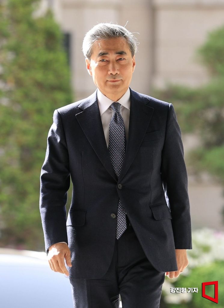 신현송 신임 한국은행 총재가 21일 서울 중구 한은에 출근하고 있다.