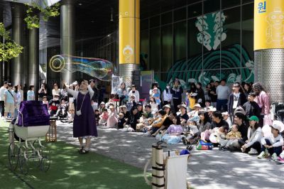 국립아시아문화전당(ACC) 일원에서 열린 가족 참여형 공연 프로그램 ‘하우펀(HOW FUN)’ 현장에서 시민들이 대형 비눗방울 공연을 관람하고 있다. 광주시 제공