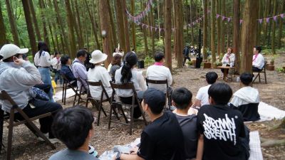 무등산 일원에서 열린 ‘무등산 인문축제’ 프로그램에 시민들이 참여해 숲속 인문 강연을 듣고 있다. 광주시 제공