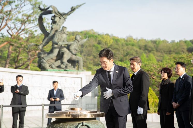 정원오 더불어민주당 서울시장 후보가 선거대책위원회와 21일 서울 동작구 국립서울현충원을 찾았다. 정원오 후보 캠프