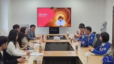 광양경자청과 코트라 종합행정지원센터 관계자들이 4월 20일 광양항 배후단지 내 외국인투자기업 EEW KHPC를 방문해 기업 애로사항을 청취하고 사내유보금 활용 재투자 인센티브를 안내했다. 광양경자청 제공