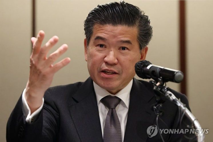 제임스 김 주한미국상공회의소(암참) 회장이 12일 그랜드 하얏트 서울 호텔에서 열린 주한미국상공회의소 초청 간담회에서 환영사를 하고 있다. 연합뉴스.