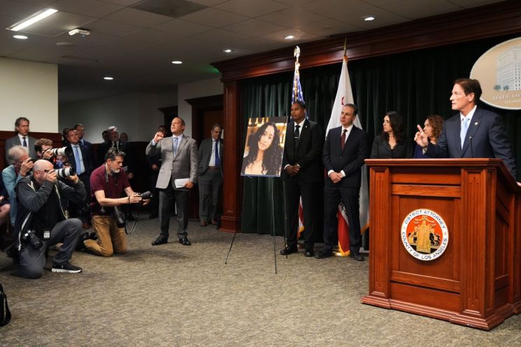 네이선 호크먼 LA 카운티 지방 검사는 이번 사건을 두고 "잔인하고 끔찍한 살인"이라고 규정했다. 검찰은 물리적 증거와 법의학 증거, 디지털 증거 등을 확보했으며, 이 사건과 관련해 약 40테라바이트 분량의 디지털 자료를 확보한 것으로 알려졌다.  AP연합뉴스