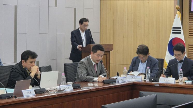 20일 오후 국회의원회관 제1세미나실에서 개최된 '프랜차이즈 산업, 더 나은 내일을 위한 토론회'에서 이다연 동반성장연구소 이사가 기조발제를 하는 모습. 최석진 기자