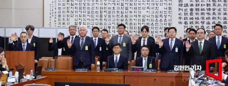 [포토] 증인선서하는 김규현 전 국정원장과 증인들