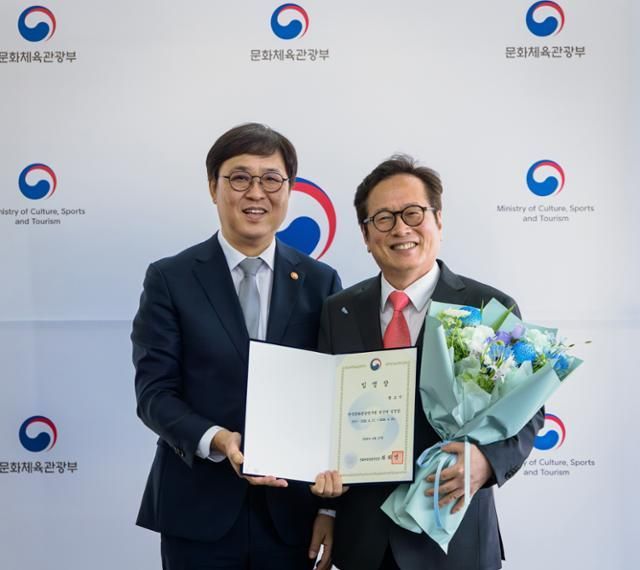 최휘영(왼쪽) 문화체육관광부 장관이 17일 황교익 한국문화관광연구원 원장에게 임명장을 수여하고 기념 촬영하고 있다. 문화체육관광부 제공