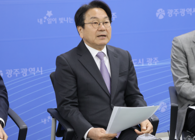 강기정 광주시장이 21일 오전 광주시청에서 열린 기자간담회에서 시정 주요 현안과 향후 추진 계획에 대해 설명하고 있다. 송보현 기자