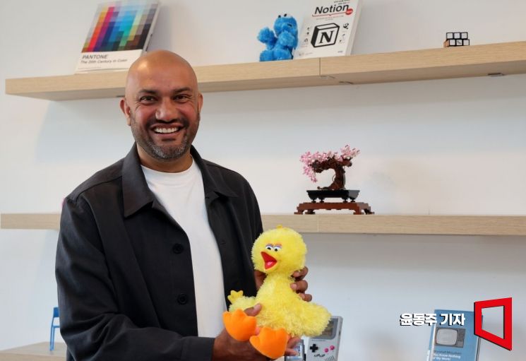 프라베시 미스트리 노션 세일즈 글로벌 헤드가 아시아경제와 인터뷰를 마친 후 노션 고객을 상징하는 캐릭터 세사미스트리트를 들고 포즈를 취하고 있다. 윤동주 기자