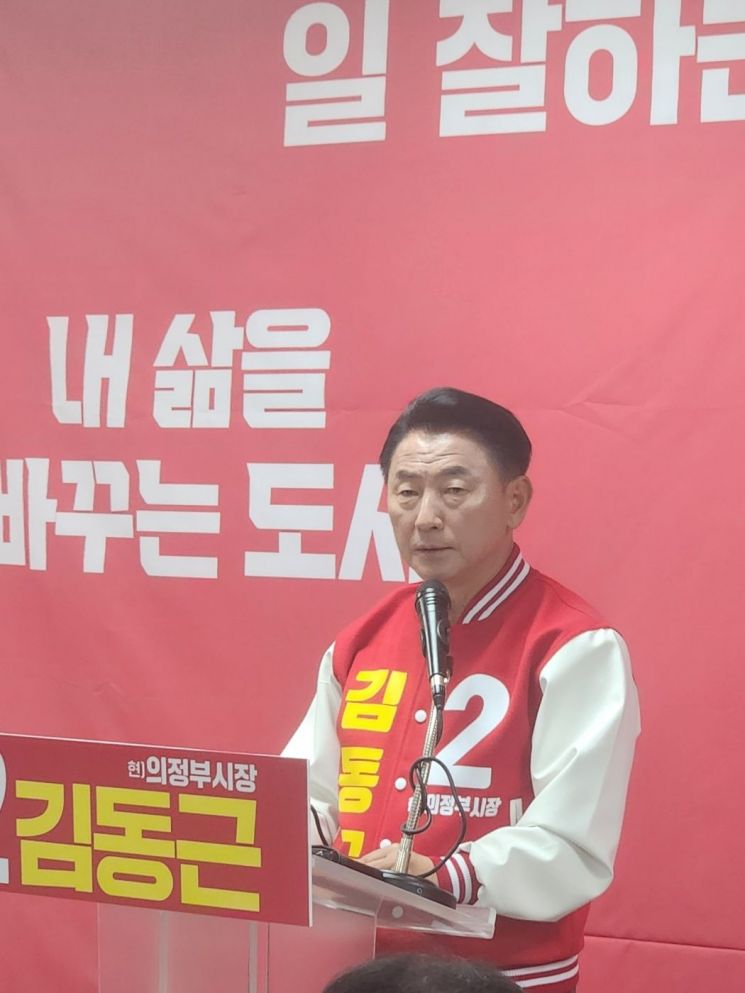 김동근 의정부시장이 21일 의정부시청에서 기자회견을 열고 차기 시장 선거 재출마를 공식 선언하고 있다. 이종구 기자