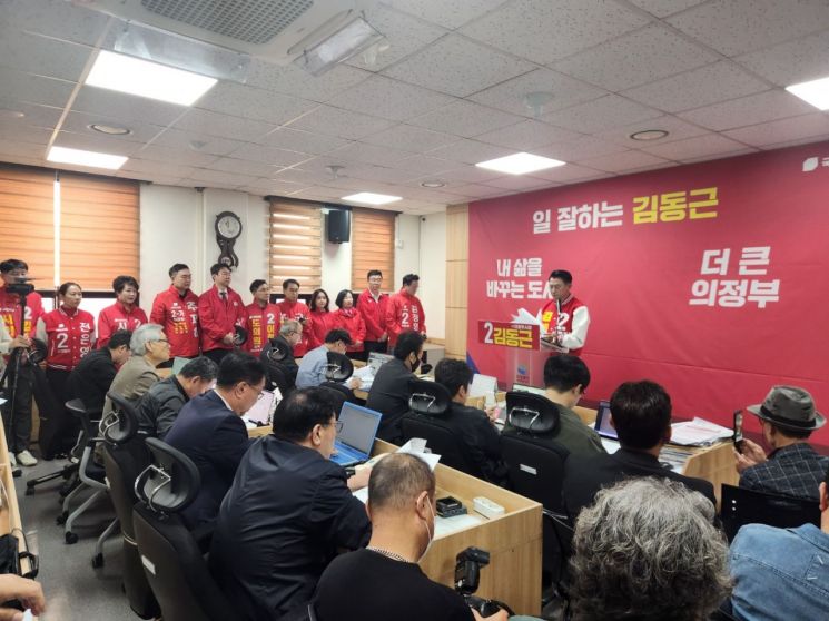 김동근 의정부시장이 21일 의정부시청에서 기자회견을 열고 차기 시장 선거 재출마를 공식 선언하고 있다. 이종구 기자