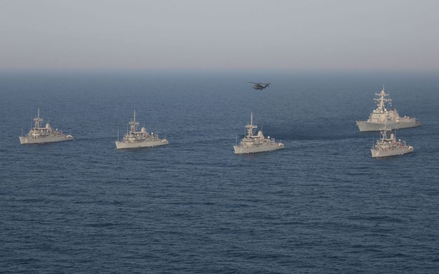 US Navy during mine clearance training. Photo by US Navy