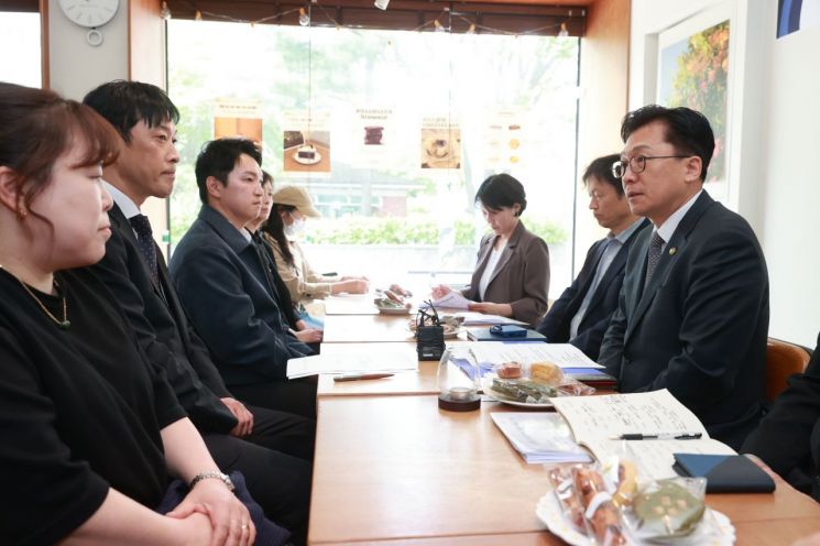 이병권 중소벤처기업부 제2차관이 21일 서울 영등포구 멜리플루어스에서 열린 '중동 전쟁 관련 소상공인 현장애로 간담회(3차, 카페업)'에서 모두발언을 하고 있다. 중기부