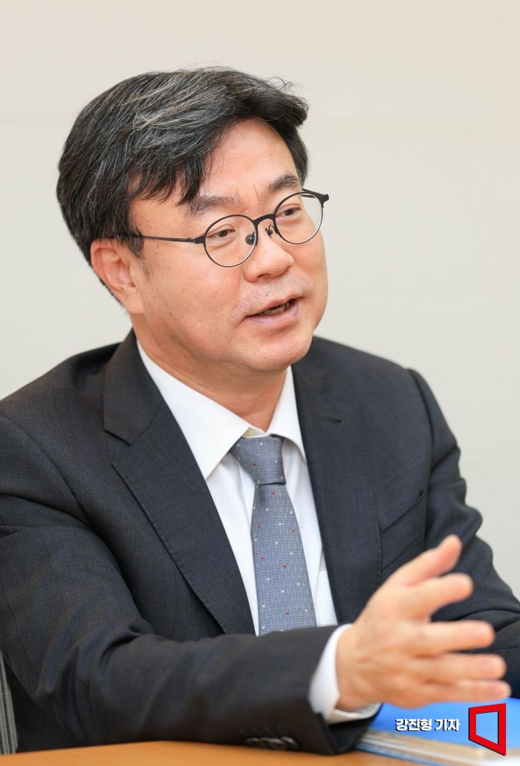 김상곤 법무법인 광장 대표 변호사가 21일 서울 중구 법무법인 광장 회의실에서 아시아경제와 인터뷰 하고 있다. 강진형 기자