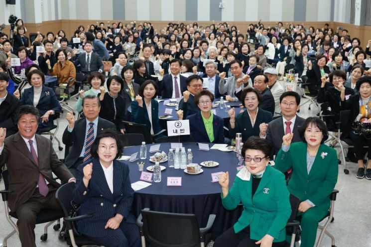 이상일 용인특례시장이 21일 (사)경기도여성단체협의회장 이취임식에 참석했다. 용인시 제공