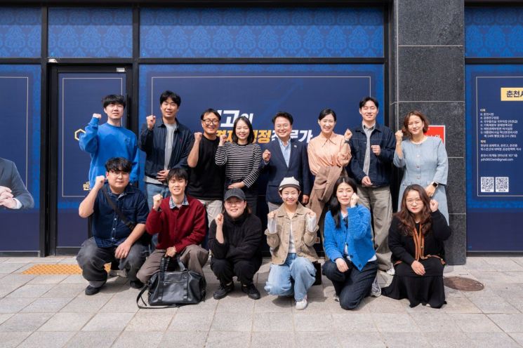 육동한 춘천시장 예비후보가 21일 자신의 선거 사무실에서 '지역정주 문화콘텐츠기업 간담회'를 열고 있다. 육동한 예비후보 제공