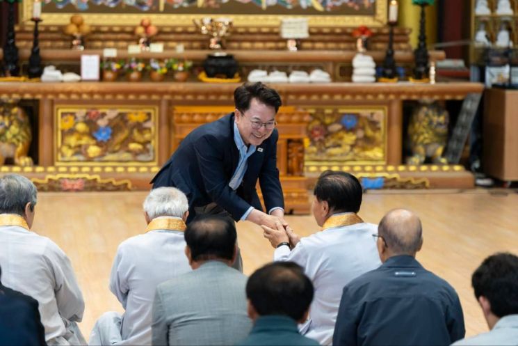 육동한 춘천시장 예비후보가 21일 춘천 삼운사에서 열린 정기법회에 참석하며 민생 행보를 이어가고 있다. 육동한 예비후보 제공