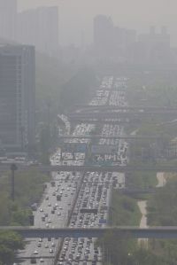 광주와 전남 지역이 고비사막과 내몽골고원 등 황사 발원지에서 발원한 모래 먼지가 상공을 지나며 대기질이 탁한 가운데 22일 오후부터는 비가 내리며 점차 회복할 것으로 예보됐다. 사진은 21일 오전 경기도 고양시 행주산성에서 바라본 서울 일대가 흐릿한 모습. 연합뉴스