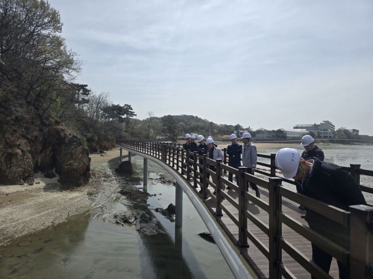 안전관리자문단과 시 관계자들이 황금해안길 해상데크 구간을 따라 구조물 안전상태를 점검하고 있다. 화성시 제공