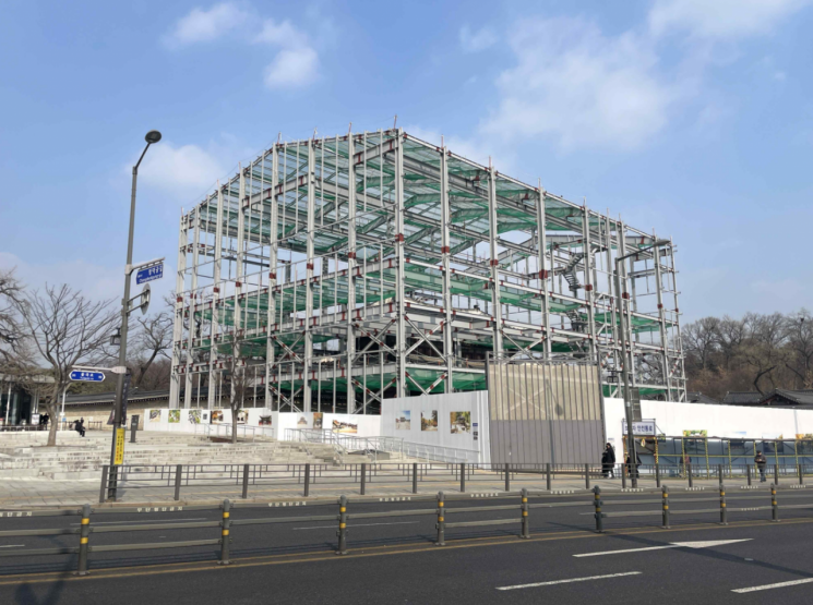 창덕궁 돈화문 수리 현장 가설덧집 설치 현황.