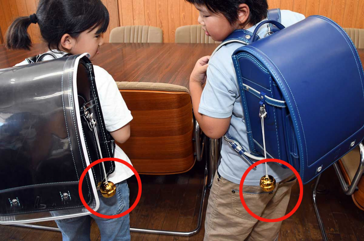 지난해부터 일본에서 곰 출몰 지역 내 초중생에게 배부한 '곰 퇴치용 방울'. 秦野市立東小校