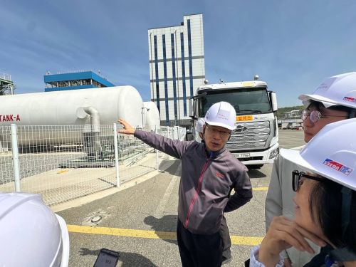 박재욱 금호석유화학 여수에너지 공장장(상무)이 액화 이산화탄소 저장탱크에 대해 설명하고 있다. 금호석유화학