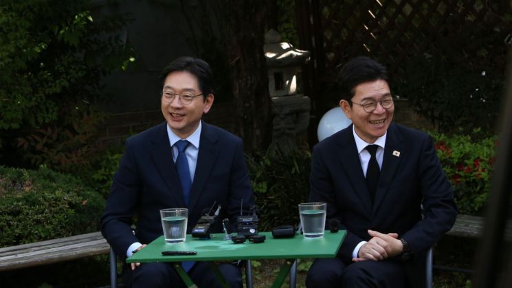 더불어민주당 김경수 경남도지사 후보(왼쪽)와 정원오 서울시장 후보가 경남 창원시 마산 창동문화예술촌을 찾아 지역민과 간담회를 하고 있다. [사진=이세령 기자]