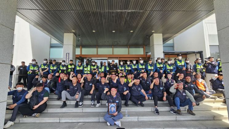 민주노총 공공운수노조 화물연대가 경남 진주CU물류센터 조합원 사상사고 관련 기자회견 직후 경남경찰청장 면담을 요구하며 청사 현관에서 대치하고 있다. [사진=이세령 기자]