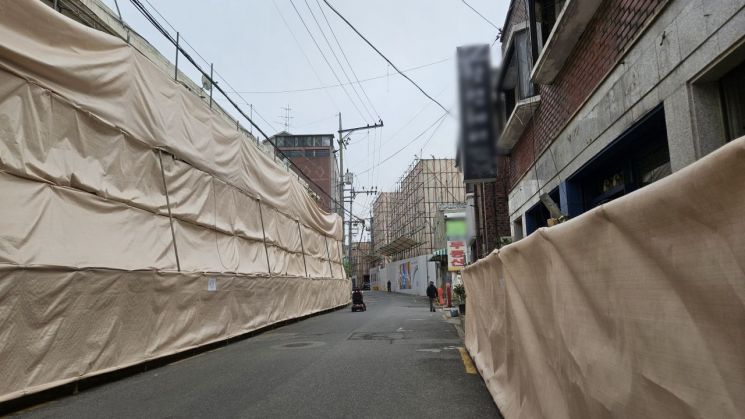 21일 서울 동작구 노량진1구역과 5구역 인근 주택가. 이주를 마친 노량진5구역 내 건물을 천막이 둘러싸고 있다. 이지은 기자