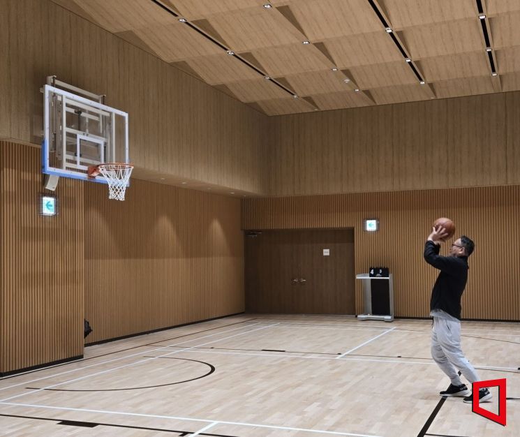 Residents are enjoying basketball at the sports facility within Baegunhosu Prugio Forest Morning in Uiwang-si, Gyeonggi Province. Photo by Seo Yoon Choi