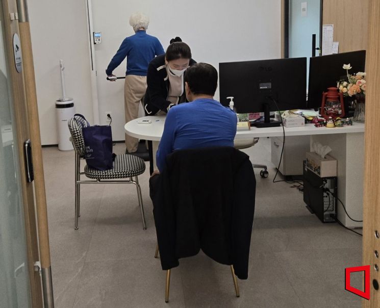 Residents are receiving health consultations with a nurse at 'Baegunhosu Prugio Forest Morning' in Uiwang-si, Gyeonggi Province. In the background, other residents are undergoing body composition tests such as InBody. Photo by Seo-yoon Choi