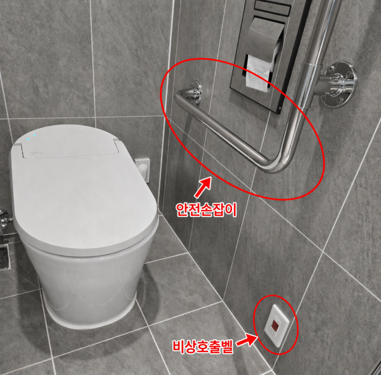 Interior view of a bathroom at Wirye Symphonia in Songpa-gu, Seoul. Safety handrails are installed around the toilet, and an emergency call bell is placed at the bottom to prepare for emergencies such as falls. Photo by Seoyoon Choi