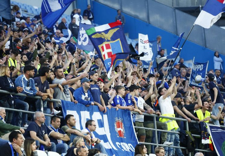 이탈리아 축구계가 대형 성매매 스캔들에 휘말리며 큰 충격에 빠졌다. AC밀란, 인터밀란, 유벤투스 등 세리에A 명문 구단 소속 선수들이 집단 성매매 파티에 참석한 정황이 포착됐다는 현지 보도가 나왔다. 사진은 기사의 특정 내용과 관련 없음. 로이터연합뉴스