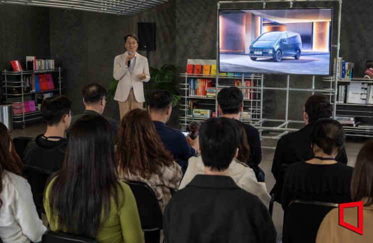 이철민 현대차 국내 마케팅실 상무는 21일 현대 모터스튜디오 강남에서 열린 미디어데이에서 더 뉴 스타리아 리무진을 설명하고 있다. 현대차