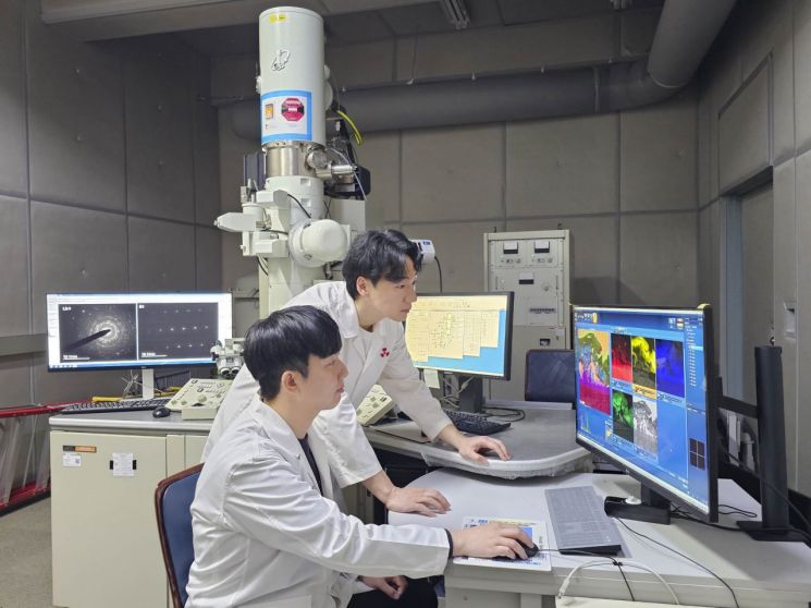 감시시편을 활용한 장기 정지 원전 설비 대기부식 평가 기술을 개발한 한국원자력연구원의 하성준 박사후연구원(앉은 이)와 전순혁 책임연구원. 한국원자력연구원 제공