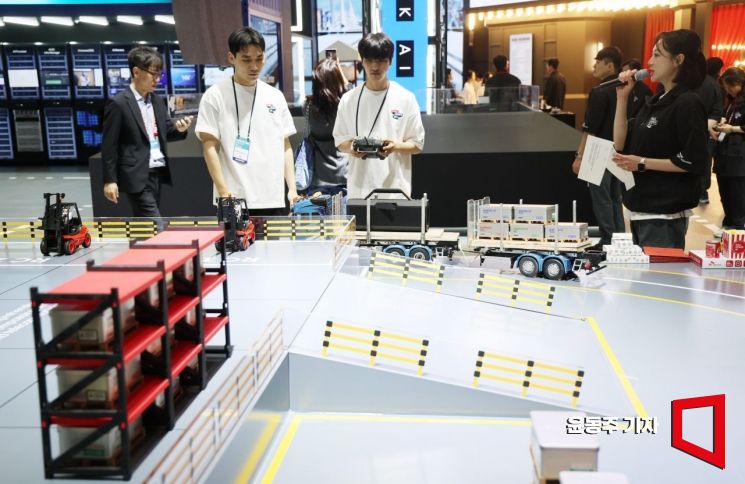 올해로 18회를 맞이한 '월드IT쇼'는 정보통신기술 기업의 기술-서비스를 홍보하고 최신 기술 동향을 공유하는 전시회로 17개국 460여 개 기업과 기관이 참여했다. 윤동주 기자.