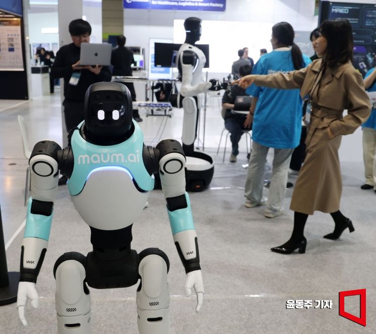 The 2026 World IT Show was held on the 22nd at COEX in Gangnam-gu, Seoul. Visitors attending the event are seen exploring the MindAI robot booth. Photo by Dongju Yoon.