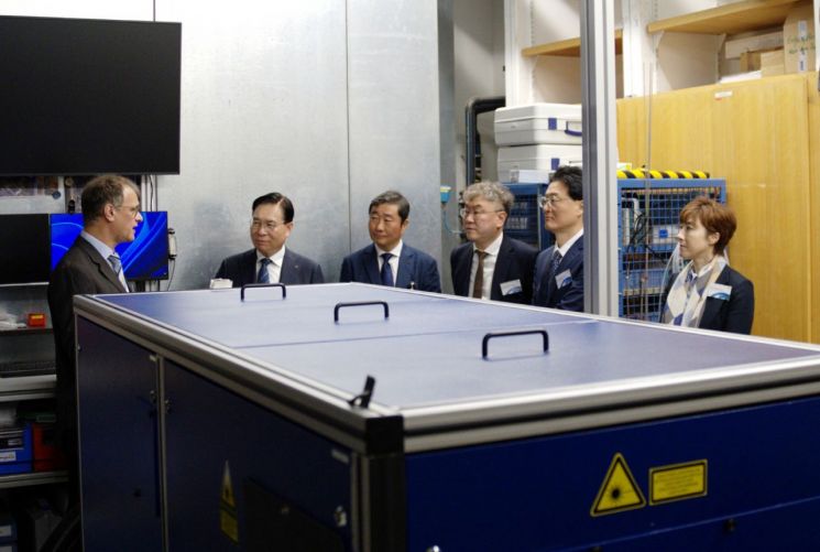 류석현 원장(왼쪽 두 번째)과 연구진이 21일 독일 항공우주연구소(DLR) 연구현장을 둘러보고 있다. 독일 항공우주연구소