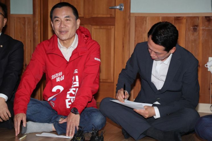 22일 강원 양양군 손양면 수산리어촌마을회관을 찾은 김진태 국민의힘 강원지사 예비 후보가 지도부를 향해 쓴소리하자 장동혁 당 대표가 이를 받아적고 있다. 연합뉴스