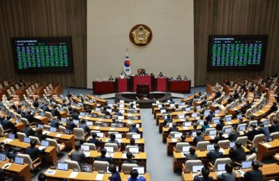 18일 국회 본회의장에서 열린 4월 임시국회 제6차 본회의에서 광역의회 일부 선거구에 중대선거구제를 도입하고 광역의원 비례대표 비율을 확대하는 내용을 담은 공직선거법 개정안이 통과되고 있다. 연합뉴스