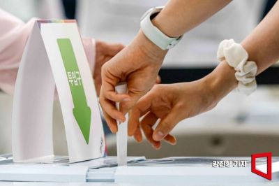 제21대 대통령선거 사전투표 마지막 날인 30일 연세대학교와 이화여자대학교 인근에 설치된 서울 서대문구 신촌동 사전투표소를 찾은 유권자가 투표를 하고 있다. 2025.5.30. 강진형 기자