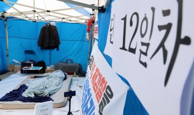 단식 12일째인 안호영 더불어민주당 의원이 22일 국회 본청 앞 천막 농성장에 누워 있다. 연합뉴스