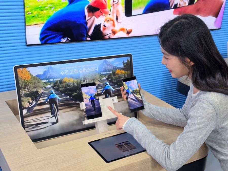 Samsung Electronics announced on the 22nd that it will participate in the "2026 World IT Show" held at COEX in Gangnam-gu, Seoul, until the 24th. The photo shows visitors experiencing the Galaxy S26 Ultra's horizontal fixed Super Steady feature and 200-megapixel camera at the Samsung Electronics pavilion of the 2026 World IT Show. Photo by Yonhap News Agency