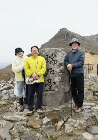 문재인 전 대통령 내외가 22일 오전 광주 북구 무등산 국립공원 서석대 표지석 앞에서 강기정 광주시장과 기념 사진을 찍고 있다. 독자 제공, 연합뉴스