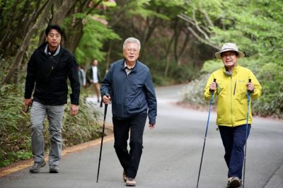 문재인 전 대통령이 22일 오전 광주 북구 무등산 국립공원에서 강기정 광주시장과 등산을 하고 있다. 독자 제공, 연합뉴스