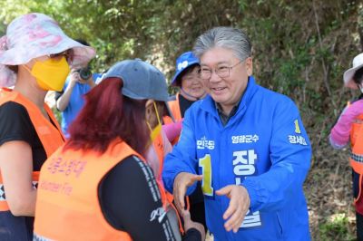 장세일 후보가 봉사활동 현장에서 주민과 인사를 나누며 의견을 듣고 있다. 장세일 후보측 제공